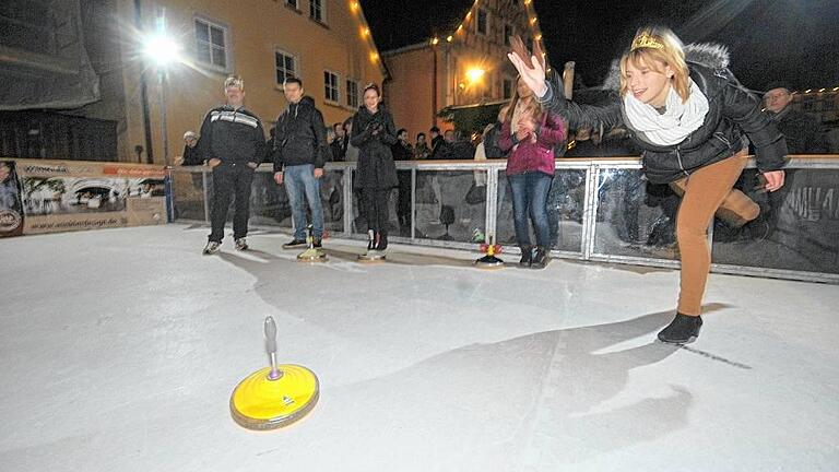 Dynamisch: Weinprinzessin Stephanie Hubert beim Eisstock-Turnier. Am Ende musste sich ihr Team nur der Mannschaft aus dem Rathaus geschlagen geben.