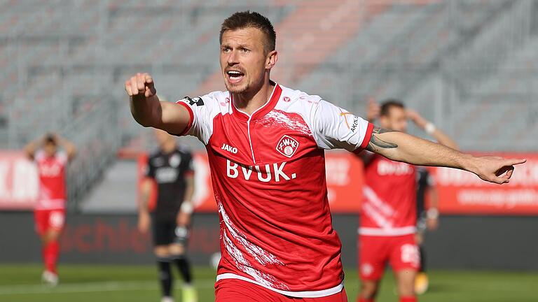 Auf seine Treffersicherheit hoffen die Würzburger Kickers auch gegen Schweinfurt: Marvin Pourié Auf seine Treffersicherheit hoffen die Würzburger Kickers auch gegen Schweinfurt: Marvin Pourié