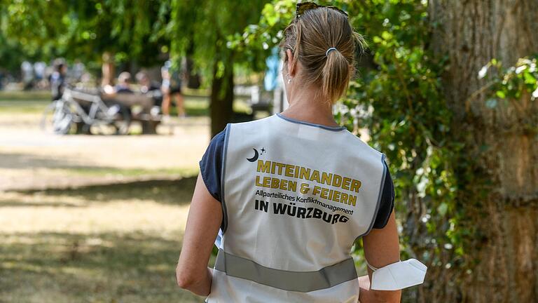 Seit August 2022 sind die Nachtmediatorinnen und Nachtmediatoren an Würzburger Party-Hotspots unterwegs. Seit August 2022 sind die Nachtmediatorinnen und Nachtmediatoren an Würzburger Party-Hotspots unterwegs.