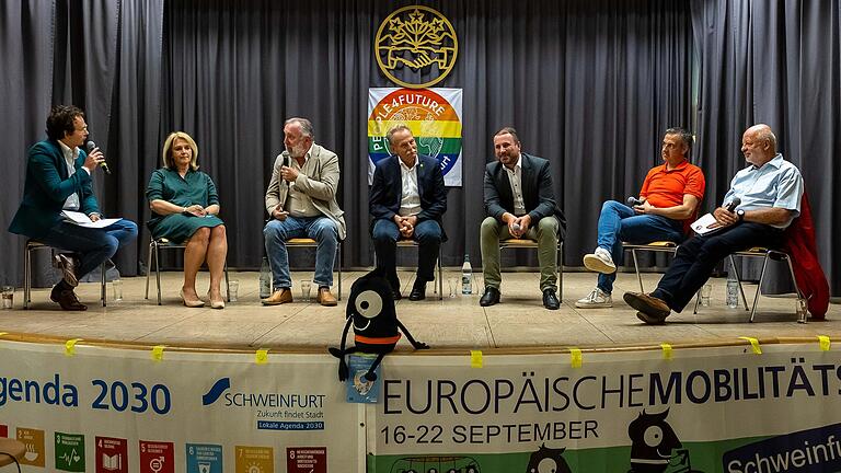 Wahldialog zum Thema Klimaschutz mit den Kandidaten zur Landtagswahl im Naturfreundehaus Schweinfurt. Von links nach rechts: Moderator André Kessler, Martina Gießübel (CSU), Edwin Hußlein (Freie Wähler), Paul Knoblach (Bündnis 90/Die Grünen), Stefan Rottmann (SPD), Axel Schöll (FDP), Hans Josef Fell (Präsident der Energy Watch Group) Wahldialog zum Thema Klimaschutz mit den Kandidaten zur Landtagswahl im Naturfreundehaus Schweinfurt. Von links nach rechts: Moderator André Kessler, Martina Gießübel (CSU), Edwin Hußlein (Freie Wähler), Paul Knoblach (Bündnis 90/Die Grünen), Stefan Rottmann (SPD), Axel Schöll (FDP), Hans Josef Fell (Präsident der Energy Watch Group)