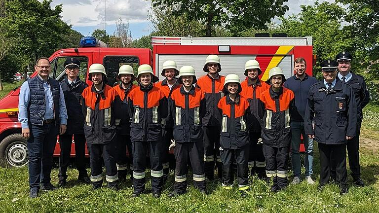 Auf dem Foto (von links): Bürgermeister Michael Hombach, Schiedsrichter Alex Hofmann, Andreas Kraft, Daniel Scheinhof, Alexander Kraft (Stufe 2), Felix Müller (Stufe 5), Leon Deißenberger (Stufe 5), Andre Breidenbach (Stufe 6), Tamara Deißenberger (Stufe 3), Kay Weidner (Stufe 2), Kilian Moser (Stufe 2), Kommandant Markus Kübert, Schiedsrichter Stefan Strohmenger, Schiedsrichter Benedikt Hettrich.