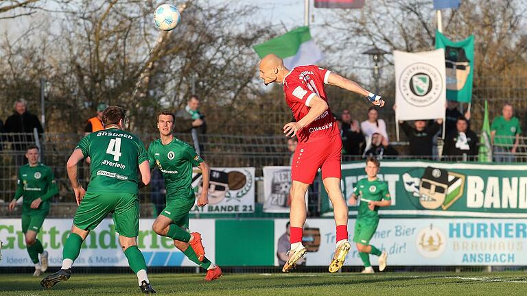 Alem Japaur trifft per Kopf zum 1:0 für die Würzburger Kickers. Am Ende siegen die Rothosen bei der SpVgg Ansbach mit 2:1. Alem Japaur trifft per Kopf zum 1:0 für die Würzburger Kickers. Am Ende siegen die Rothosen bei der SpVgg Ansbach mit 2:1.