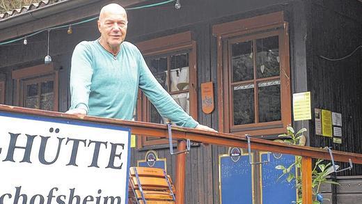 Wie man ihn kennt: Hüttenwirt Jörg Scheffler vor der Fischerhütte am Rothsee.