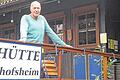 Wie man ihn kennt: Hüttenwirt Jörg Scheffler vor der Fischerhütte am Rothsee.