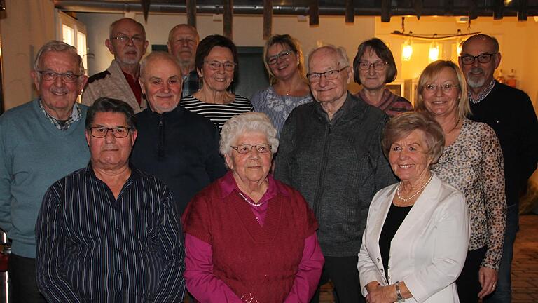 Ehrungen beim HVV Erlenbach: (vorne, von links) Manfred Kaufmann, Maria Hofmann, Brigitte Schwab, (zweite Reihe) Hermann Riegel, Roland Altheimer, Monika Fischer, Eustach Martin, Erika Diener, (hinten) Hans Michel, Wolfgang Gräder, Barbara Durdak, Brigitte Fischer und Gerhard Baumeister. Ehrungen beim HVV Erlenbach: (vorne, von links) Manfred Kaufmann, Maria Hofmann, Brigitte Schwab, (zweite Reihe) Hermann Riegel, Roland Altheimer, Monika Fischer, Eustach Martin, Erika Diener, (hinten) Hans Michel, Wolfgang Gräder, Barbara Durdak, Brigitte Fischer und Gerhard Baumeister.