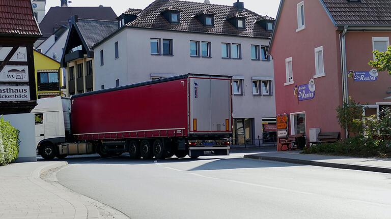 Wer die Hinweistafeln im Vorfeld nicht beachtet, kommt am Schweinemarkt in ernste Schwierigkeiten. Dieser Lastzug muss hier mühsam wenden. Wer die Hinweistafeln im Vorfeld nicht beachtet, kommt am Schweinemarkt in ernste Schwierigkeiten. Dieser Lastzug muss hier mühsam wenden.