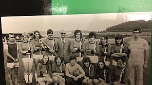 Das eingespielte Frauenteam des FC Hammelburg 1976       -  Das eingespielte Frauenteam des FC Hammelburg 1976. Von links: Abteilungsleiter Gerd Winter, Barbara Groß, Gerda Vogel, Mannschaftsführerin Ulrike Scheblein, FC-Vorsitzender Heinrich Nöll, Hildegard Mährlein, Inge Reuter, Monika Amtmann, Ingrid Ebert und zweiter Abteilungsleiter Friedrich Mährlein. Vorne (von links): Theresia Schneider, Cornelia Struse, Gabriele Amtmann, Karin Weber, Hildegard Weber und Christl Winter.