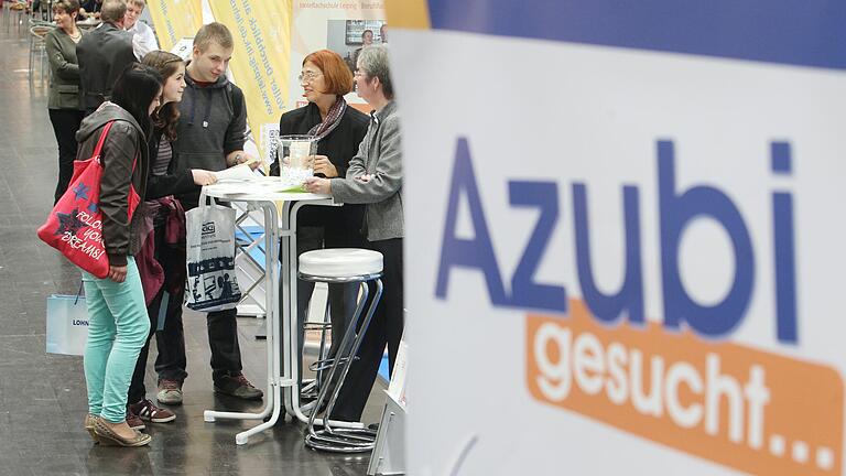 Stellen die Unternehmen in der Pandemie weniger Azubis ein? Nein, sagen Vertreter von Handwerkskammer und IHK, aber den Unternehmen fehlen zum Beispiel die Messen, um Kontakt zu den Schülern herzustellen. Stellen die Unternehmen in der Pandemie weniger Azubis ein? Nein, sagen Vertreter von Handwerkskammer und IHK, aber den Unternehmen fehlen zum Beispiel die Messen, um Kontakt zu den Schülern herzustellen. 