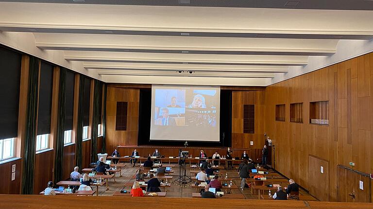 Der erste offizielle Live-Stream einer Stadtratssitzung aus der Schweinfurter Stadthalle beinhaltete auch, dass sich Ratsmitglieder online zuschalten konnten. Der erste offizielle Live-Stream einer Stadtratssitzung aus der Schweinfurter Stadthalle beinhaltete auch, dass sich Ratsmitglieder online zuschalten konnten.