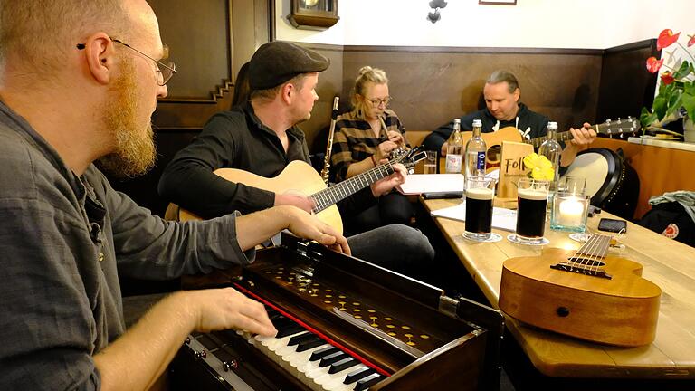 Wenn es harmoniert unter den Musikern: Am zwanglosen Folk-Stammtisch sorgen (von links) Carlo Hilsdorf, Peter Schmitt, Susanne und Daniel Schlössinger für den Wohlklang in der 'Weinschenke von Alois Dörr' in Bad Neustadt. Wenn es harmoniert unter den Musikern: Am zwanglosen Folk-Stammtisch sorgen (von links) Carlo Hilsdorf, Peter Schmitt, Susanne und Daniel Schlössinger für den Wohlklang in der 'Weinschenke von Alois Dörr' in Bad Neustadt.