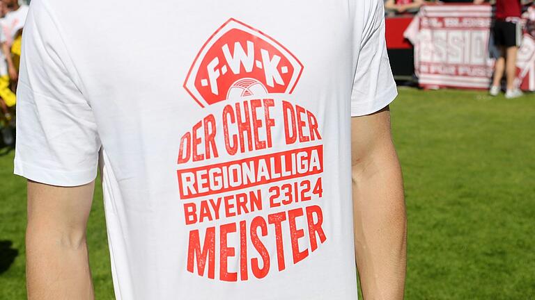 'Der Chef der Regionalliga'. Auf ihren Meister-T-Shirts nutzten die Würzburger Kickers das Attribut, das ihre Fans sich und dem Team in den letzten beiden Jahren selbst gegeben hatten.