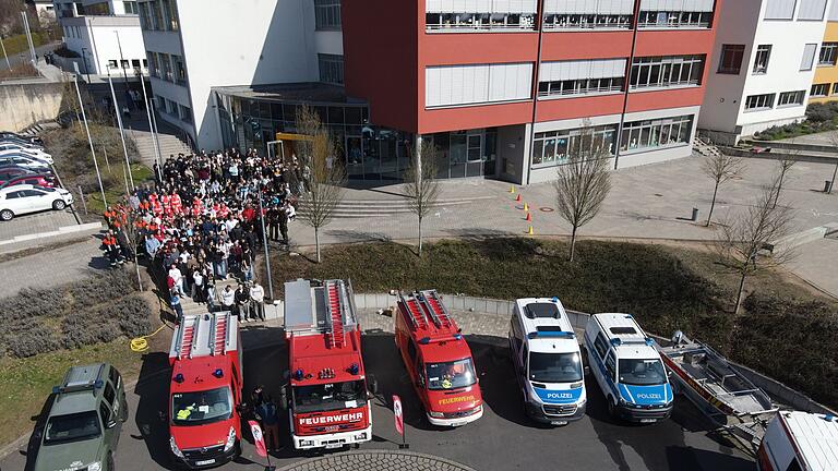 Überblick über die Arbeit der Alltagshelden: Am Schluss gab es ein gemeinsames Drohnenbild. Überblick über die Arbeit der Alltagshelden: Am Schluss gab es ein gemeinsames Drohnenbild.
