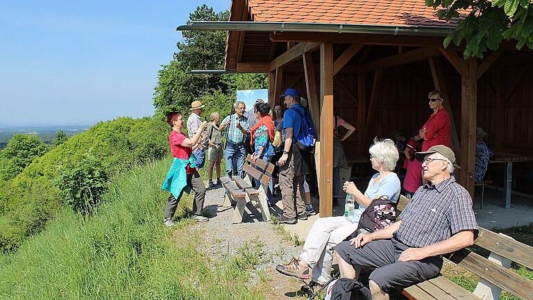 Die Traumrunde bei Geiselwind führt auch am Aussichtspunkt auf dem Glössberg bei Gräfenneuses vorbei. Dort lässt sich der Blick in die Ferne schweifen.