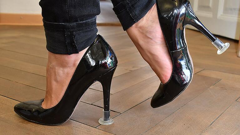 Mit Schutzkappen aus Kunststoff richten Stilettos keinen Schaden am Holzfußboden an.