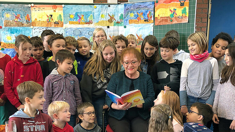 Aufmerksam lauschten die Kinder den Geschichten, vorgelesen von&nbsp;Würzburgs Bürgermeisterin Marion Schäfer-Blake.