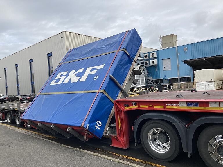 Ein Großlager wird verladen als Schrägtransport.