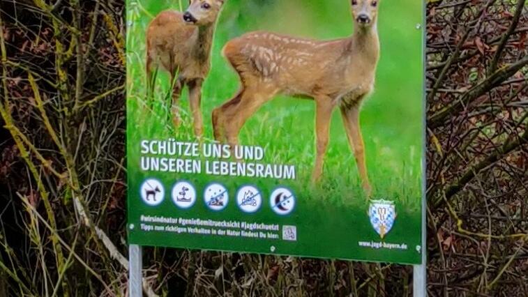 Statt mit streng erhobenem Zeigefinger möchten die Schilder auf lockere Art auf ein ernstes Thema, den Schutz der Wildtiere, hinweisen.