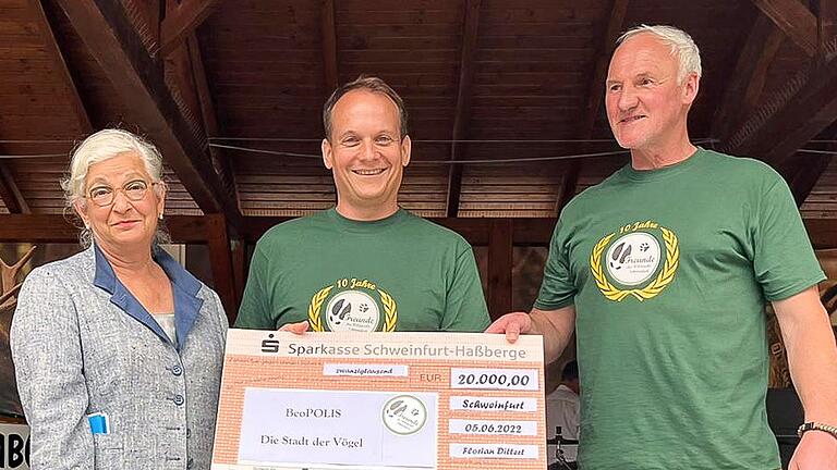 Einen Spendenscheck über 20.000 Euro überreichte Vereinsvorsitzender Florian Dittert (Mitte) an Bürgermeisterin Sorya Lippert und Wildparkleiter Thomas Leier. Einen Spendenscheck über 20.000 Euro überreichte Vereinsvorsitzender Florian Dittert (Mitte) an Bürgermeisterin Sorya Lippert und Wildparkleiter Thomas Leier.
