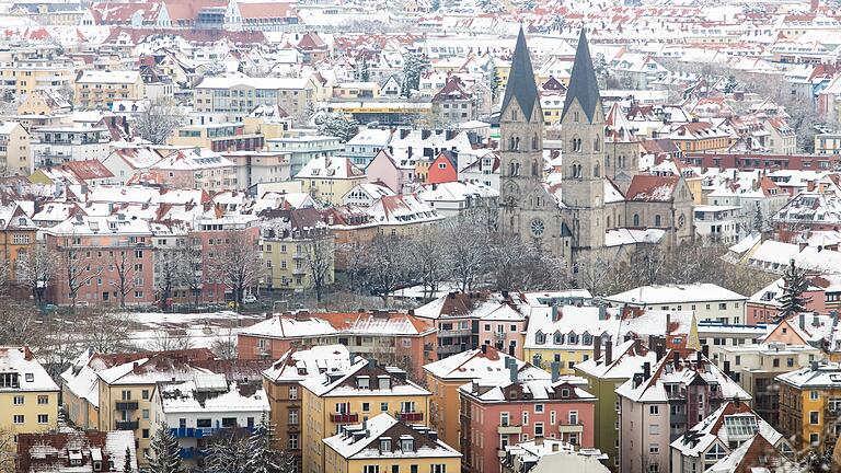 Winterlicher Blick auf das Würzburger Stadtviertel Sanderau mit der Adalbero-Kirche.&nbsp;