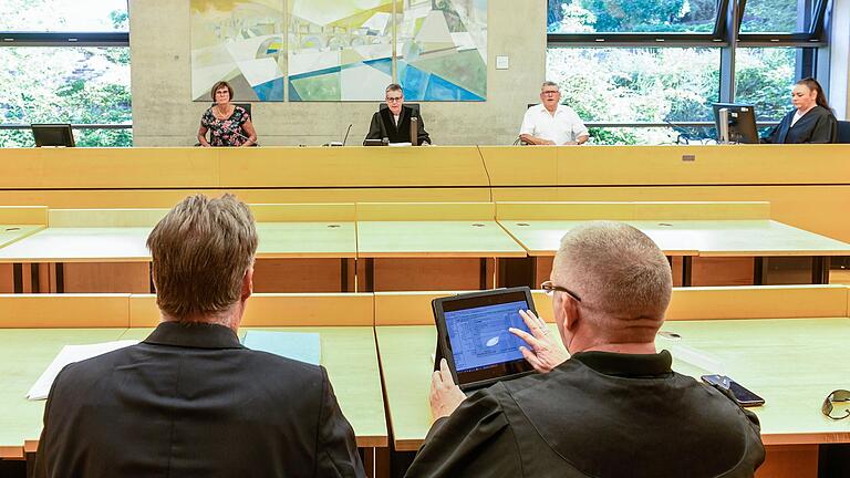 Berufungsprozess am Landgericht Würzburg an diesem Donnerstag: Das Gericht um die Vorsitzende Susanne Krischker sprach den beschuldigten Anwalt, der einen Hitlergruß gezeigt haben soll, frei. Berufungsprozess am Landgericht Würzburg an diesem Donnerstag: Das Gericht um die Vorsitzende Susanne Krischker sprach den beschuldigten Anwalt, der einen Hitlergruß gezeigt haben soll, frei.