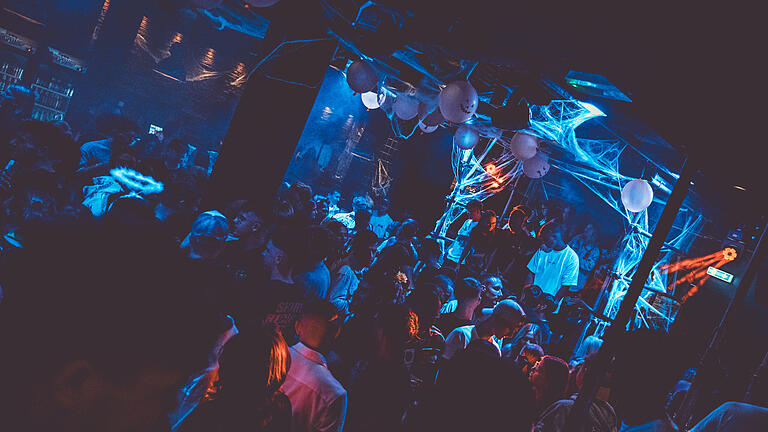 Halloween im Look-Kleinstadtklub - Halloween im Look-Kleinstadtklub Halloween im Look-Kleinstadtklub - Halloween im Look-Kleinstadtklub
