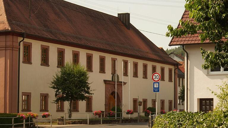 Die Grundschule in Aura wird seit mehr als drei Jahren Stück für Stück saniert. Nach Heizung, Elektro und Toiletten folgen nun noch Fußboden und Garderoben. Der Erhalt der architektonisch wie kommunalgesellschaftlich wertvollen Schule war Bürgermeister Wolfgang Blum immer ein Herzensanliegen.