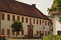 Die Grundschule in Aura wird seit mehr als drei Jahren Stück für Stück saniert. Nach Heizung, Elektro und Toiletten folgen nun noch Fußboden und Garderoben. Der Erhalt der architektonisch wie kommunalgesellschaftlich wertvollen Schule war Bürgermeister Wolfgang Blum immer ein Herzensanliegen.