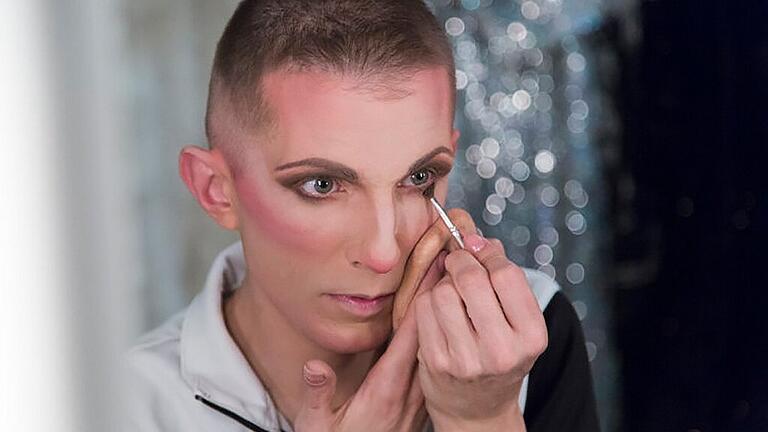 MEGY 5.       -  Sorgfältiges Schminken gehört vor jeder Show dazu. Fotos: Sascha Funke