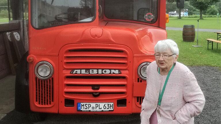 Das Foto zeigt die Jubilarin Therese Roth vor dem typischen englischen Dopelstock-Bus in Kreuzwertheim. Das Foto zeigt die Jubilarin Therese Roth vor dem typischen englischen Dopelstock-Bus in Kreuzwertheim.