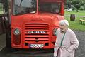 Das Foto zeigt die Jubilarin Therese Roth vor dem typischen englischen Dopelstock-Bus in Kreuzwertheim.