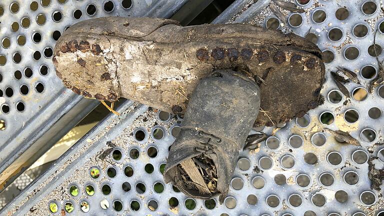 Wie die uralten Schuhe in verschiedenen Größen unter das Dach des Hessenhauses gekommen sind, lässt sich heute nicht mehr nachvollziehen.