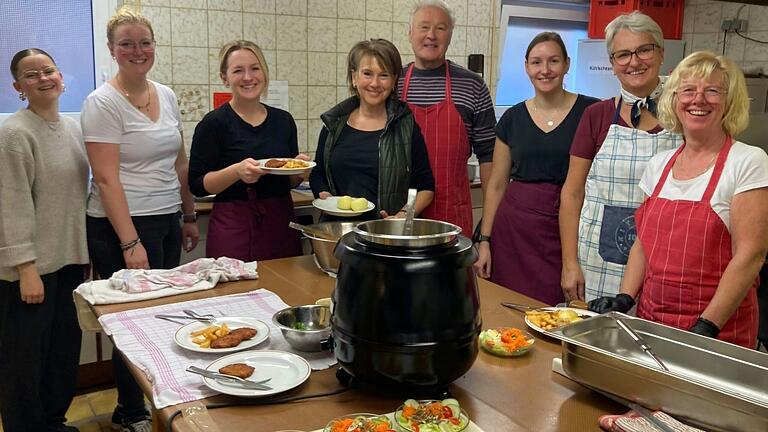 Die Küchencrew beim Kirchweihessen in Aschfeld.