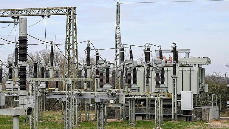 Einen dritten Trafo will der Energieversorger ÜZ Mainfranken voraussichtlich zum Jahresende 2026 installieren. Auch das Bayernwerk plant eine Modernisierung und Erweiterung der Leitungsfelder im Umspannwerk Brünnstadt. Einen dritten Trafo will der Energieversorger ÜZ Mainfranken voraussichtlich zum Jahresende 2026 installieren. Auch das Bayernwerk plant eine Modernisierung und Erweiterung der Leitungsfelder im Umspannwerk Brünnstadt.