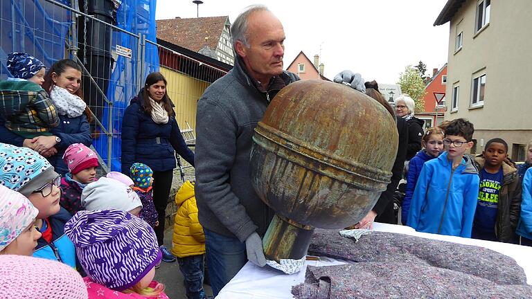 Das Geheimnis ist gelüftet. Anton Schultz öffnet die bronzene Gelchsheimer Kirchturmkugel.