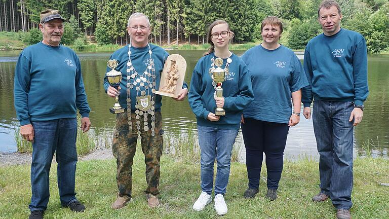 Königsangeln des Angelsportvereins Bischofsheim. Das Bild zeigt (von links): Vorsitzender Bernd Müller, Angelkönig Georg Sossinka, die Angelkönigin der Jugend, Janett Blum, Birgit Holzheimer und Vorstandsmitglied Detlef Voll. Königsangeln des Angelsportvereins Bischofsheim. Das Bild zeigt (von links): Vorsitzender Bernd Müller, Angelkönig Georg Sossinka, die Angelkönigin der Jugend, Janett Blum, Birgit Holzheimer und Vorstandsmitglied Detlef Voll.