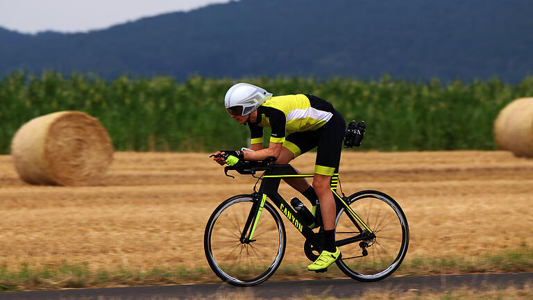 Da war die Welt noch in Ordnung: Fabrice Becker vor seinem Unfall bei einer Ausfahrt nahe seinem Wohnort Sulzfeld. Bis zu 250 Kilometer am Tag legte der passionierte Rennradfahrer auf seinem Bike zurück, bis er im April 2020 von einem Auto erfasst und lebensgefährlich verletzt wurde. Da war die Welt noch in Ordnung: Fabrice Becker vor seinem Unfall bei einer Ausfahrt nahe seinem Wohnort Sulzfeld. Bis zu 250 Kilometer am Tag legte der passionierte Rennradfahrer auf seinem Bike zurück, bis er im April 2020 von einem Auto erfasst und lebensgefährlich verletzt wurde.
