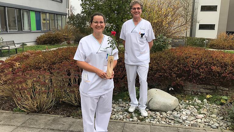 Willkommen Tabea Rauschenberger. Der Chefarzt der Aktugeriatrie, PD Dr. Frank Schröder (hinten) begrüßte die erste Medizinstudentin, die einen Teil ihres Praktischen Jahrs an den Haßberg-Kliniken absolviert, mit einer Willkommens-Rose. Inzwischen wurde Tabea Rauschenberger von Anja Dittmar abgelöst.