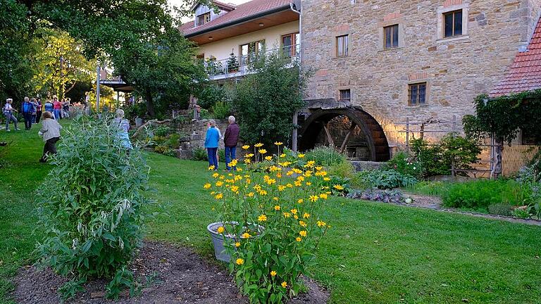 Eine besondere Atmosphäre herrscht gerade in den Abendstunden in den Gärten – wie hier im Mühlengarten der Familie Stumpf in Dampfach.