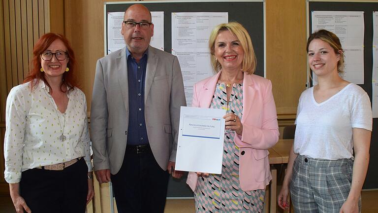 Die ersten Ergebnisse der Nahversorgungsstudie liegen vor. Diese stellten (von links) Simone Göbel, Wolfgang Fruhmann, Tamara Bischof und Klara Kemmler vor. Die ersten Ergebnisse der Nahversorgungsstudie liegen vor. Diese stellten (von links) Simone Göbel, Wolfgang Fruhmann, Tamara Bischof und Klara Kemmler vor.