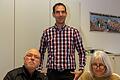 Kommunalreferent Wolfgang Kleiner (links), Lieven Pool (Leiter Fachbereich VVL) und Jutta Beißel unterzeichnen die Vereinbarung.