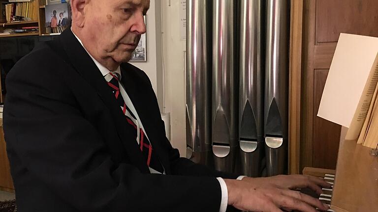 Er spielte vor 50 Jahren erstmals auf der Domorgel: Paul Damjakob (hier an der Orgel in seiner Wohnung) Er spielte vor 50 Jahren erstmals auf der Domorgel: Paul Damjakob (hier an der Orgel in seiner Wohnung)