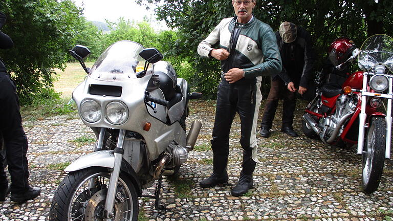 Zusammen mit seiner BMW R90/6 bringt es Uwe Pfister aus Steinfeld auf 100 Jahre, was ihn einem Bocksbeutel einbrachte. Zusammen mit seiner BMW R90/6 bringt es Uwe Pfister aus Steinfeld auf 100 Jahre, was ihn einem Bocksbeutel einbrachte.