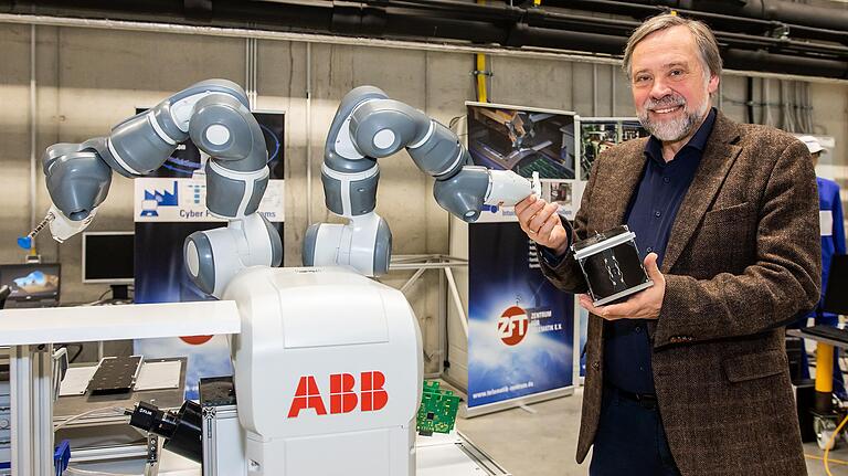 Prof. Klaus Schilling mit dem von ihm und seinen Mitarbeitern entwickelten Kleinstsatellit UWE in seinem Zentrum für Telematik. Prof. Klaus Schilling mit dem von ihm und seinen Mitarbeitern entwickelten Kleinstsatellit UWE in seinem Zentrum für Telematik.