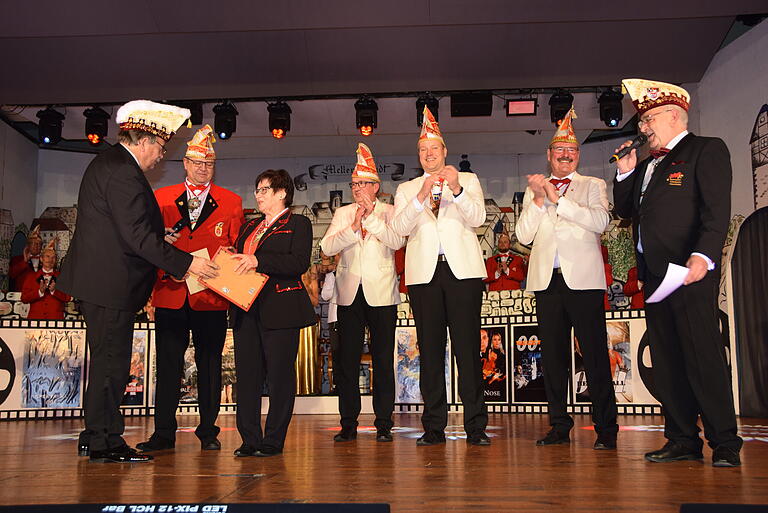 Ehrungen gehören dazu. Marianne Lorenz erhielt den Till von Franken. Mit auf dem Foto (von links) Norbert Schober, Ronni Muhr, MKG-Vizepräsident Ralf Heuß, MKG-Präsident Volker Gue, MKG-Vizepräsident Thomas Dietz und Klaus Mültner. Ehrungen gehören dazu. Marianne Lorenz erhielt den Till von Franken. Mit auf dem Foto (von links) Norbert Schober, Ronni Muhr, MKG-Vizepräsident Ralf Heuß, MKG-Präsident Volker Gue, MKG-Vizepräsident Thomas Dietz und Klaus Mültner.