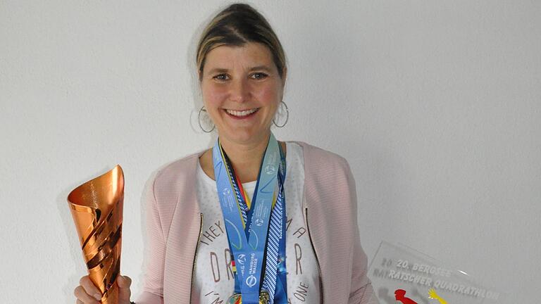 Präsentiert stolz ihre zahlreichen Medaillen: Triathletin Anna-Lena Klee. Präsentiert stolz ihre zahlreichen Medaillen: Triathletin Anna-Lena Klee.
