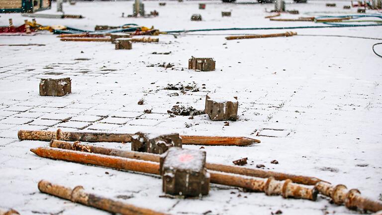 Trotz des störenden Frostes konnten die Arbeiter für das Befestigen der Zeltnägel die Pflastersteine aus dem Boden hieven.