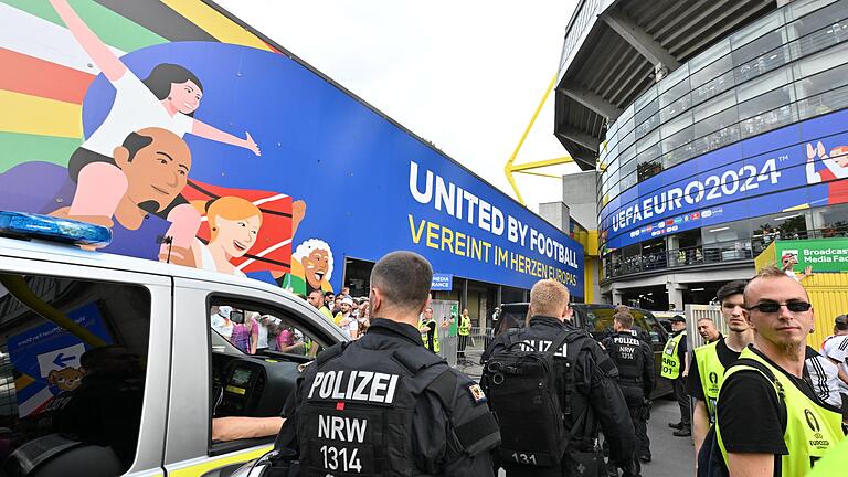 Polizei vor dem Spiel zwischen Deutschland und Dänemark       -  Polizisten und Ordner sichern das deutsche Achtelfinale gegen Dänemark in Dortmund.