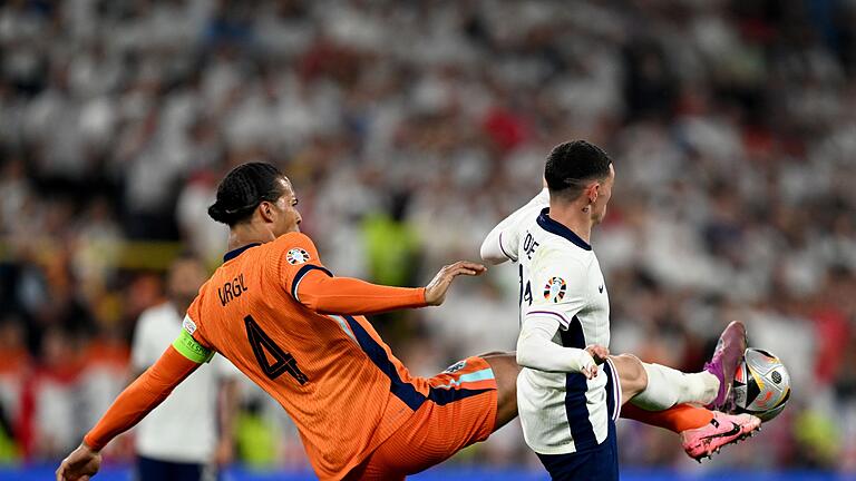 Euro 2024: Niederlande - England       -  Der Niederländer Virgil Van Dijk (l) und Englands Phil Foden kämpfen um den Ball.