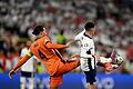 Euro 2024: Niederlande - England       -  Der Niederländer Virgil Van Dijk (l) und Englands Phil Foden kämpfen um den Ball.