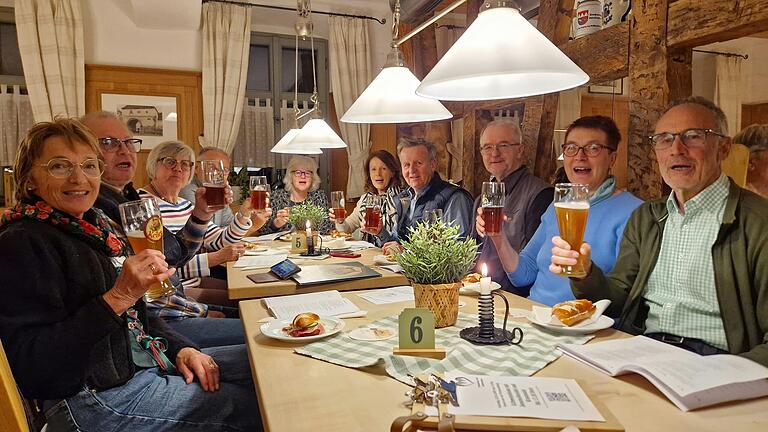 Fröhliche Gäste beim gemeinsamen Singen. Fröhliche Gäste beim gemeinsamen Singen.